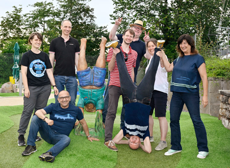 Das Himbeerrot-Team beim Adventure Golf