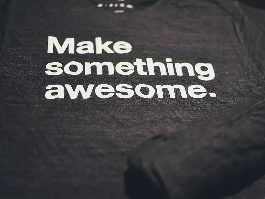 Graues T-Shirt mit weißer Aufschrift Make something awesome